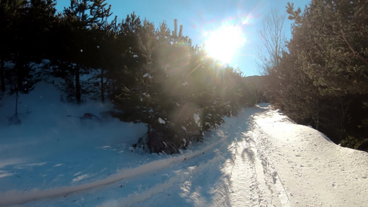 在山上骑雪车滑雪度假站工作人员极速驾驶冬季风景完美视频