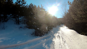 在山上骑雪车滑雪度假站工作人员极速驾驶冬季风景完美14秒视频