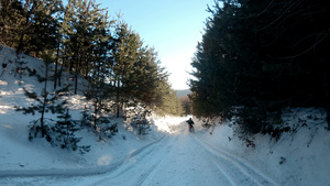 在冬季山雪上骑雪车的男子30秒视频