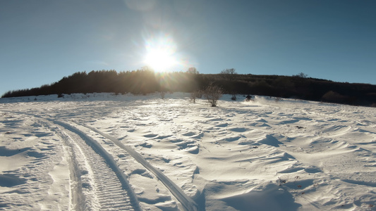 在日出阳光和跳跃中骑雪车加速加速视频