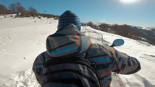 雪地摩托上的人寒假自然休闲概念冬季运动视频