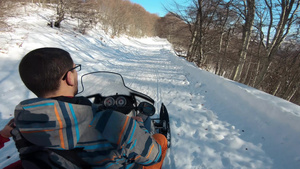 雪地摩托骑手快速转弯在野外旅行期间29秒视频