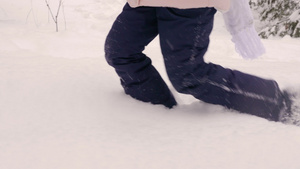 孩子在深雪中度过13秒视频