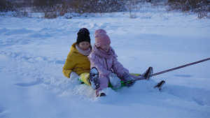 可爱的小快乐女孩在冬天雪天滑雪8秒视频