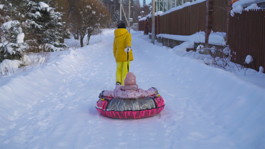 可爱的小快乐女孩在冬天雪天滑雪视频