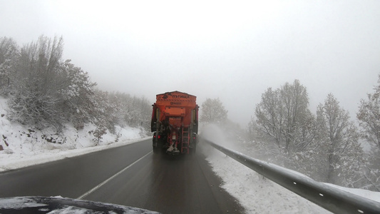 路面上撒盐以防止暴风雪冬季天气下结冰在泥沙堆中看到视频