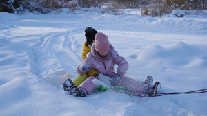 可爱的小快乐女孩在冬天雪天滑雪7秒视频