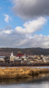 香格里拉松赞林寺景区藏传佛教寺庙蓝天白云延时视频风景名胜视频