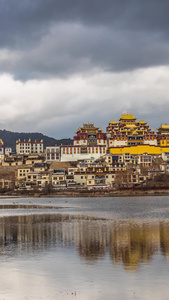 香格里拉松赞林寺景区藏传佛教寺庙蓝天白云延时视频云南旅游视频