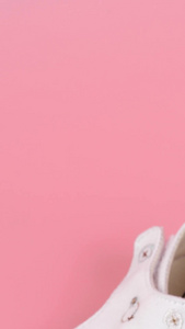粉色背景婴儿鞋和小奶瓶可爱组合婴儿用品视频