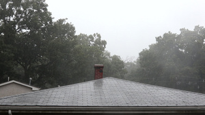 大雨滴冲刷屋顶夏天强烈的热带雨落在屋顶上18秒视频