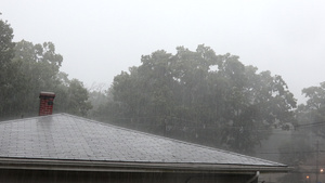 暴雨多夏天从一个房子屋顶流出的雨水流涌到城里的山顶21秒视频