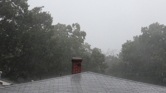 夏季该镇的暴雨雨雨雨和水流视频