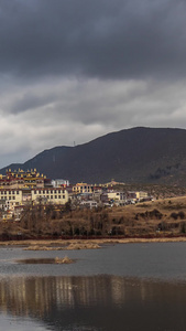 香格里拉松赞林寺景区藏传佛教寺庙蓝天白云延时视频旅游度假视频