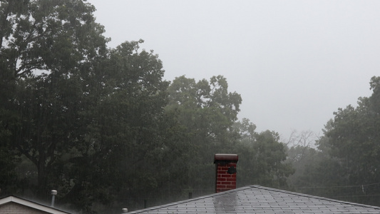 夏季暴风雨中雨水流下镇上屋顶降下雨水视频