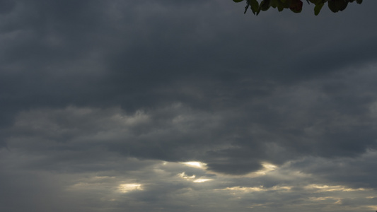 海中暴风雨的天空视频