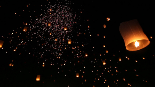 有许多天灯漂浮在夜空在你们这个小彭拉纳节节旅行目的地视频