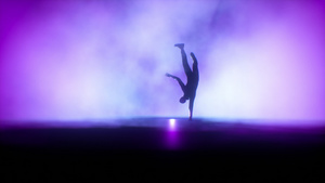 在舞台上跳舞与花彩聚光灯对抗缓慢运动绿屏20秒视频