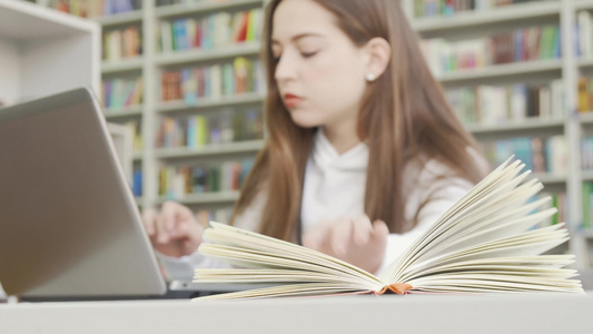 在图书馆有选择性地关注一本少女学生女孩的书视频