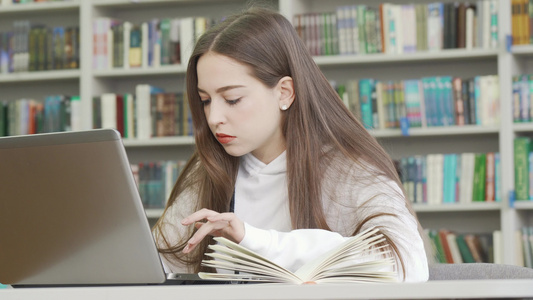图书馆使用计算机的少女女青少年视频