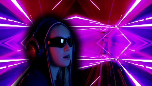 戴罩和黑色太阳镜的少女在霓虹灯分形背景上听耳机音乐视频