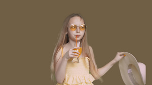 女孩喝橙汁11秒视频