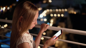 十几岁的女孩在黑暗的阳台上的社交网络中的智能手机中18秒视频