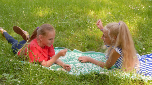 性格开朗的少女躺在夏天的草地上有趣的女孩在夏天的一天视频