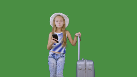 携带旅行手提箱和手机的少女女孩Alpha频道按键绿色视频