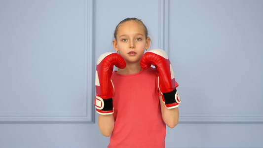 参加拳击手套训练的少女与慢动作搏斗拳击训练视频
