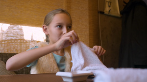 少女在寿司咖啡馆吃饭前用热湿毛巾洗手15秒视频