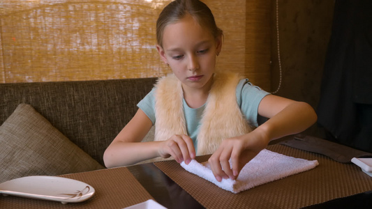 寿司餐厅桌边湿湿棉纸巾的少女女孩视频