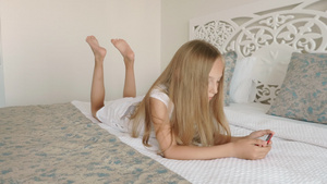 睡在床上并使用智能手机的少女17秒视频