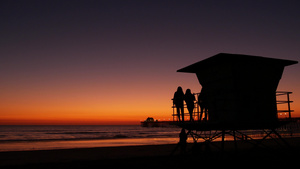 太平洋海滩上加州海滩剪影的女孩16秒视频