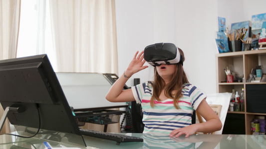 带着虚拟现实耳机的少女用手做出不同手势并举起不同的视频