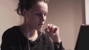 女孩耳机用笔记本电脑收听音乐18秒视频