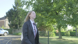 高中女生步行上学36秒视频