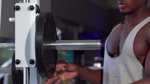 非洲人把重盘子放在巴铃上在健身房锻炼21秒视频