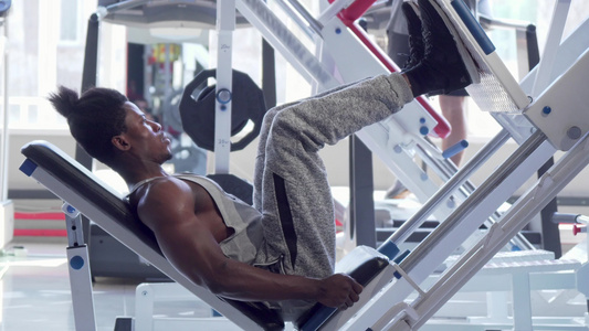 在健身房用脚印机锻炼运动的非洲健壮男子视频