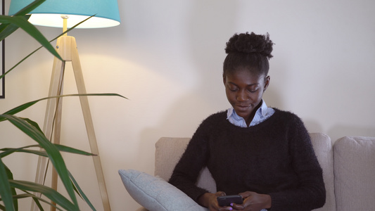 非洲女孩在家中发短信视频