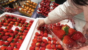 日常生活超市购物选购草莓美食4k素材58秒视频
