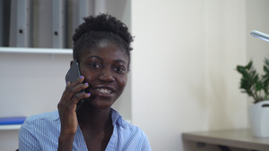 非洲雇员通过电话咨询客户的电话13秒视频