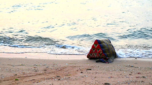 三角形枕头被扔入海中20秒视频