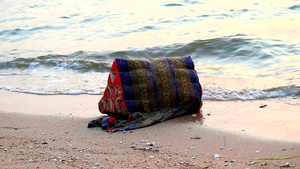 三角形枕头被扔入海中是废物和环境问题19秒视频