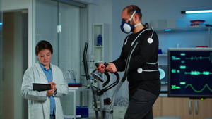 运动员在医生帮助下在跑步机上使用设备测量心率16秒视频