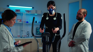 戴面罩的女运动员在科学体育实验室进行健身锻炼25秒视频