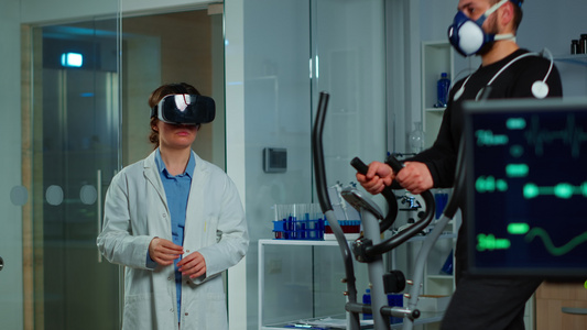 戴着虚拟现实护目镜的运动科学实验室的科学家医生视频