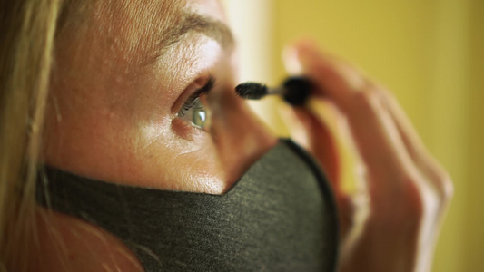 身戴黑色保护面罩在冠状菌检疫期间化妆眼睛的年轻视频
