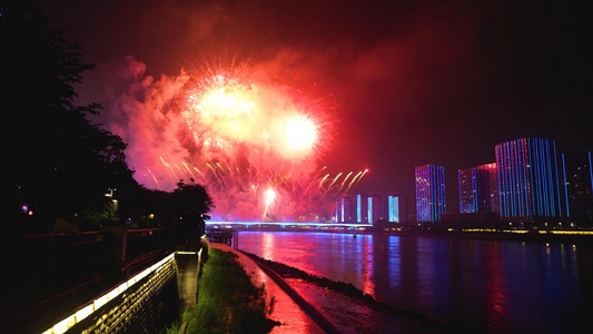 4K实拍城市夜景烟花秀视频