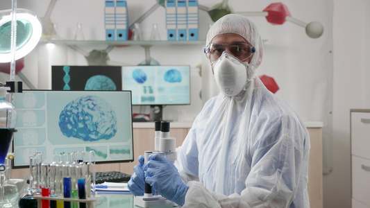 在现代实验室的化学研究者肖像中缩放视频